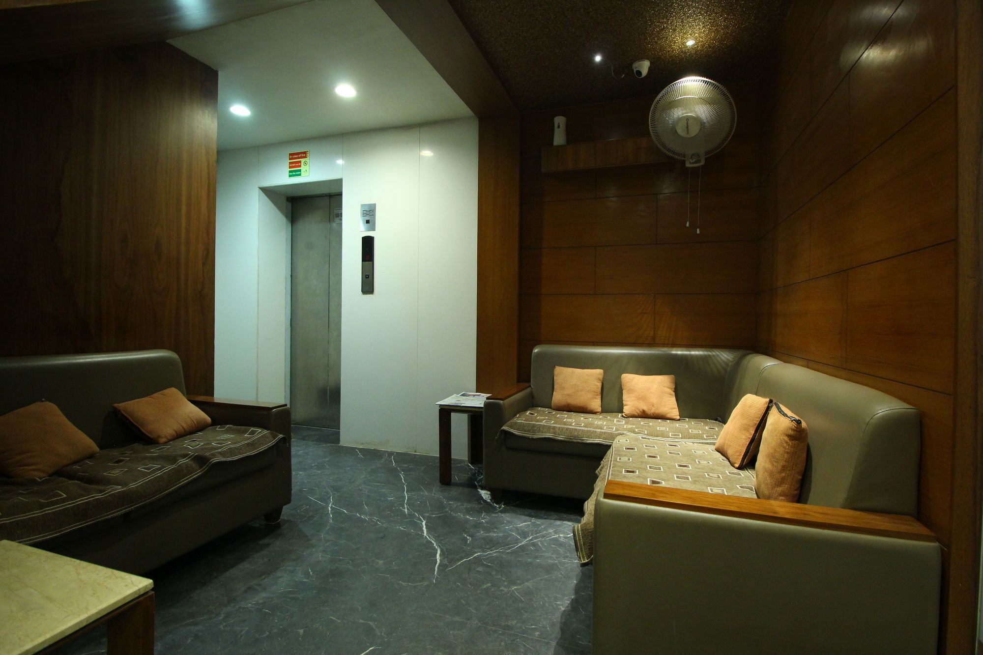 אחמדאבאד Oyo 8992 Hotel Kyra מראה חיצוני תמונה