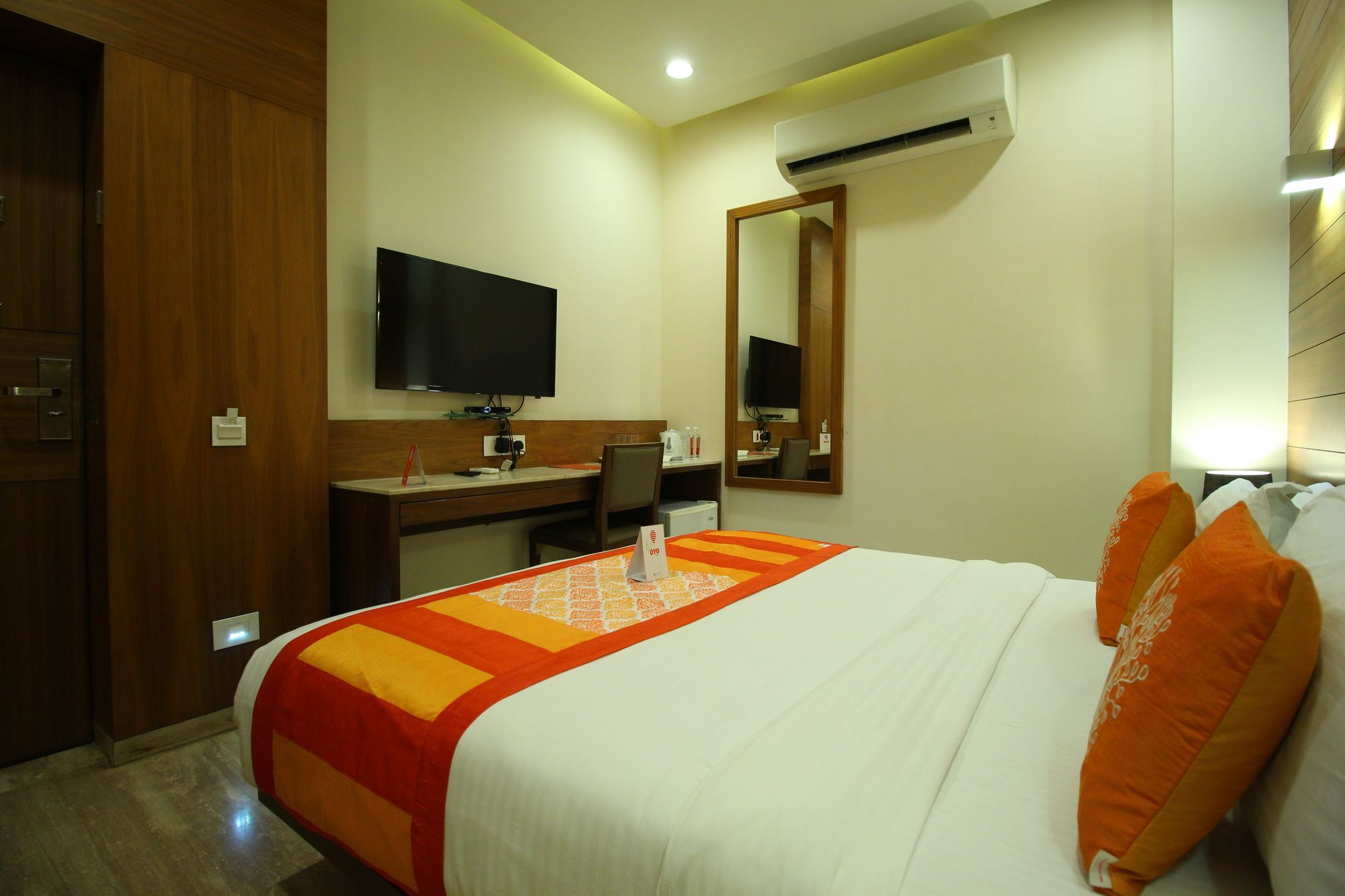 אחמדאבאד Oyo 8992 Hotel Kyra מראה חיצוני תמונה